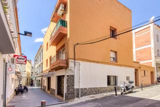 Casa  Calle d'arago. Edificio de 3 plantas en pleno centro de roses