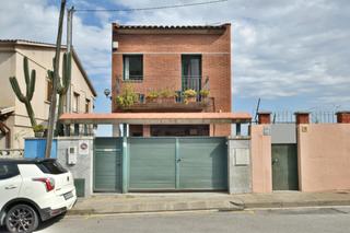 Maison à Singuerlín. Casa en venta en singuerlin, santa coloma de gramanet