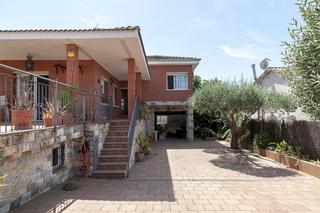 Chalet in Lliçà d´Amunt. Tu nuevo hogar familiar te espera  2 plantas, 2 ambientes y todo