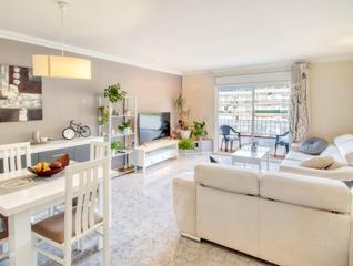 Àtic a Els Grecs-Mas Oliva. Ático en roses con terraza privada de 46 m y vistas a la montaña