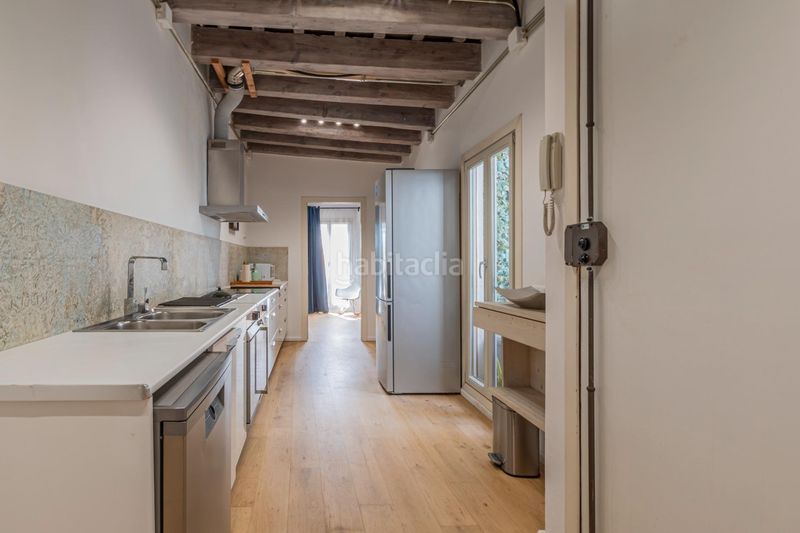 Foto f889de38-ef2b-4076-8a85-402e25eb66ab. Pis a Raval Barcelona
