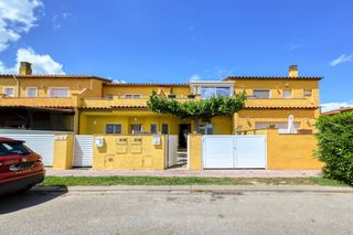 Maison jumelée  Calle torroella de fluvia. Preciosa casa adosada amueblada con 3 terrazas y vistas a zona v