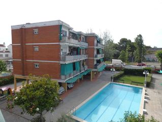 Pis a Montmar. Piso reformado con terraza, piscina y parking cerca de la playa