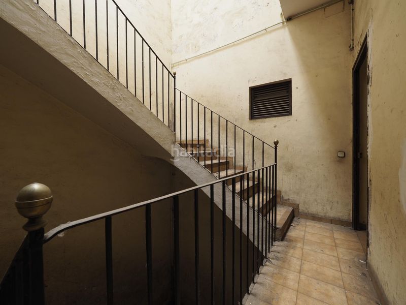 Foto d34b8e5b-3c85-451d-9232-b612e3c3a96d. Edificio in Olot