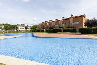Casa adossada a Sant Fost de Campsentelles. Casa con  piscina comunitaria en sant fost de campsentelles