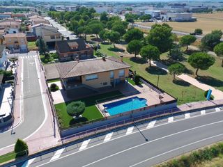 Location Chalet  Calle del riu muga. Casa unifamiliar en vilamalla girona  395 m2 de confort, luz y e