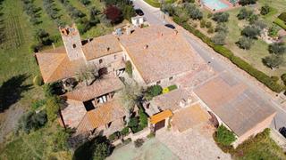 Casa  Avinguda de la platja. Gran masía fortificada del siglo xiv situada en el corazón de co