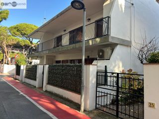Etagenwohnung  Calle emporda. Se vende un piso en planta baja en segunda linea de mar en platj
