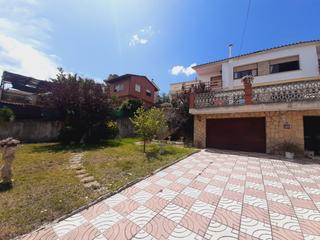 Maison  N/a. Gran casa para 2 familias sol todo el dia