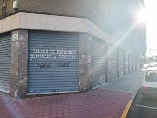 Lloguer Local Comercial a Altabix. Se alquila un espacioso local esquinero con altillo, ideal para