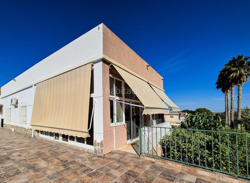 Foto d0bd74e6-aec3-4798-b8a2-4c18edded2dd. Casa encantador chalet en urbanizacion bonavista en Elche / Elx