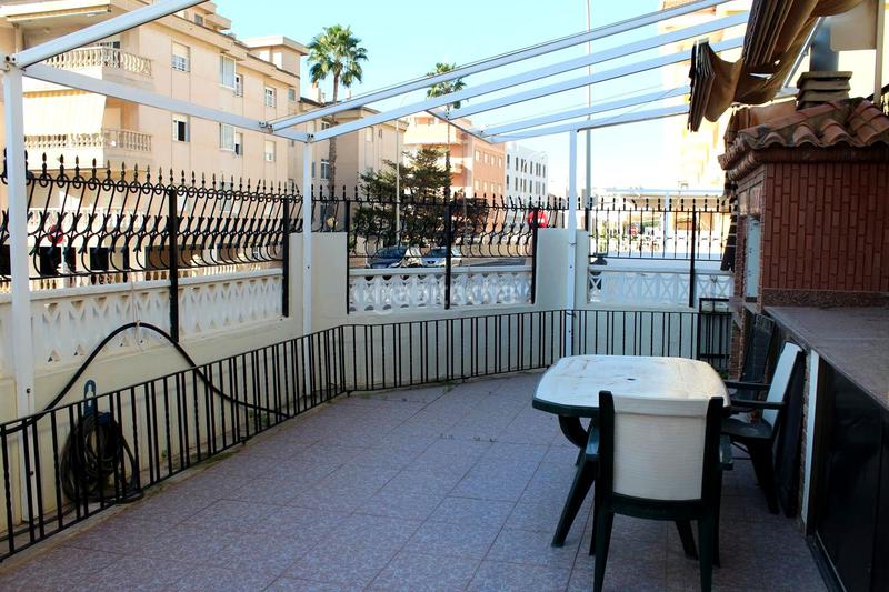 Foto 08e9a616-a897-4b32-9a9c-b8e94b896590. Alquiler casa 2 linea del mar zona santiago bernabeu en Santa Pola