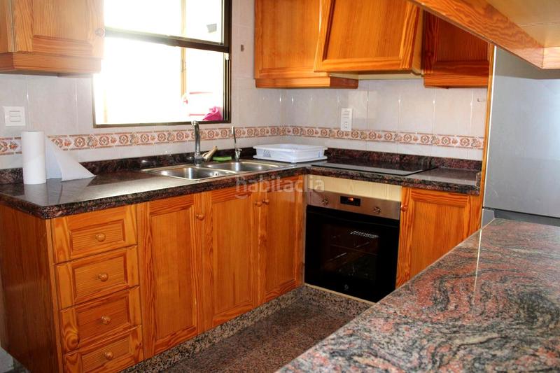 Foto 0d3bfe14-7173-4589-8c31-9ba82187e697. Alquiler casa 2 linea del mar zona santiago bernabeu en Santa Pola