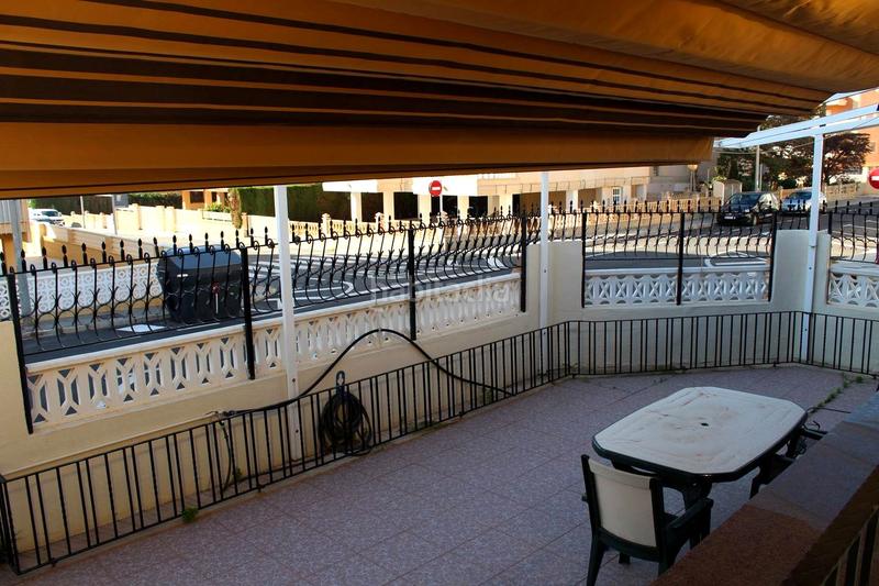 Foto b2d4fbfd-f84a-4641-84f3-c3c604f23d19. Alquiler casa 2 linea del mar zona santiago bernabeu en Santa Pola