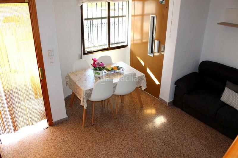 Foto c246a1c9-9af1-4bf2-a142-525622c928f9. Alquiler casa 2 linea del mar zona santiago bernabeu en Santa Pola