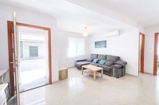 Location Rez-de-chaussée à Plaza Crevillente - Antiguos Juzgados - El Asilo. Luminoso bajo exterior en esquina con entrada independiente