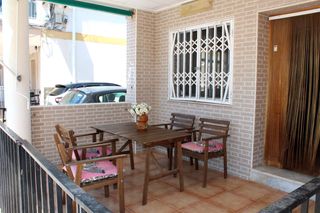 Rent Ground floor  Calle elda. Alquiler de septiembre a junio , ideal para profesores!