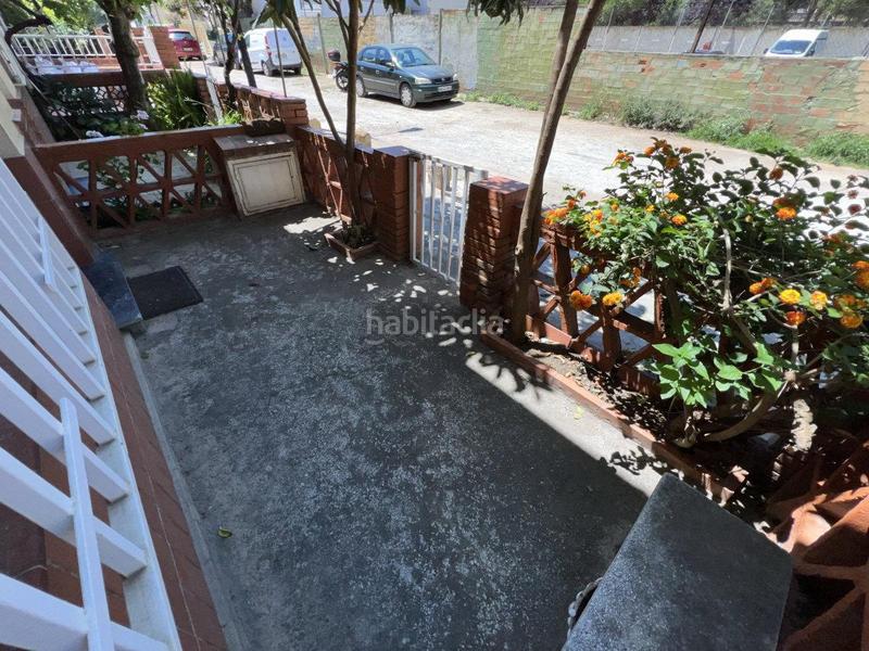 Foto 0d893f8a-2a21-4fd6-aa16-ab9758fc1ee5. Casa adosada chalet con carácter, tu oasis urbano donde los sueños encuentran hogar. en Barcelona