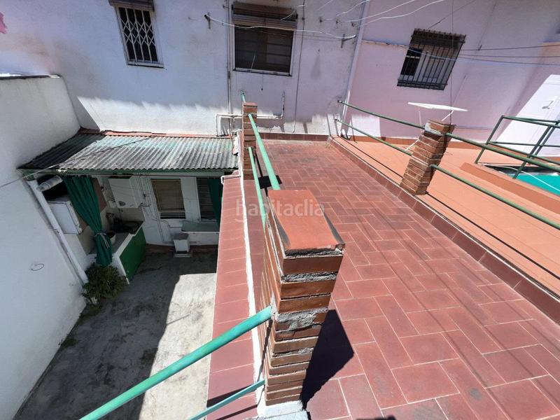 Foto eb132979-f9d3-4257-965b-3e0cb882efd0. Casa adosada chalet con carácter, tu oasis urbano donde los sueños encuentran hogar. en Barcelona