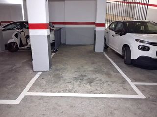 Aparcament cotxe a De l'escultor llimona 26