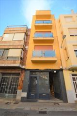 Haus  N/a. Edificio de 3 pisos más local