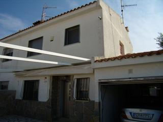 Maison jumelée à Casco Urbano. Chalet pareado con piscina en costa norte
