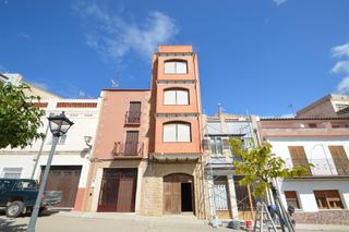 Casa adossada a Passeig de la independència 47. Preciosa y amplia casa de pueblo con mucho encanto en el centro