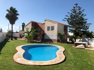 Chalet à Camí d'alcanar 30. Amplia y lujosa villa en vinaròs (castellón) situada en la zona