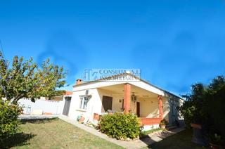 Chalet  N/a. Chalet en venta en vinaròs en zona barbiguera.