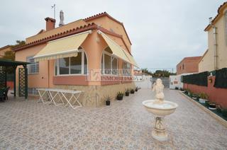 Chalet à Cala Puntal. Chalet en venta en vinaròs, espacioso y con vistas al mar.