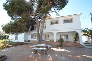 Chalet  Carrer de les llevateres. Villa en venta en vinaròs en costa sur
