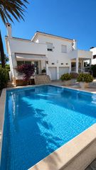 Chalet  Carrer de l'alena 3. Dos chalets pareados con piscina