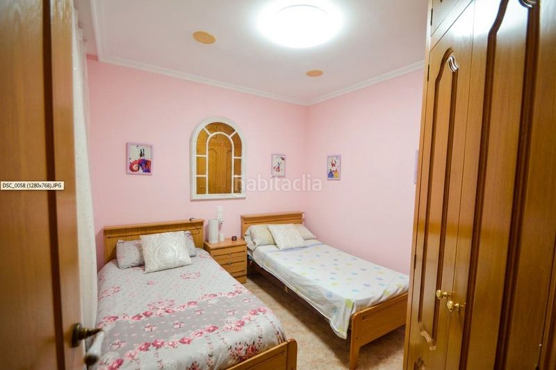 Foto 02bcd5b3-3ab8-450b-95d5-5b59df66e5b3. Casa adossada amb xemeneia calefacció aparcament a Vinaròs
