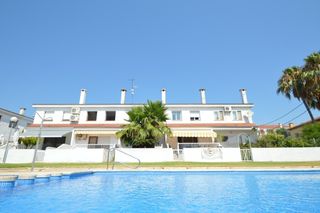 Chalet in Platges. Chalet en venta de 4 habitaciones y piscina comunitaria.
