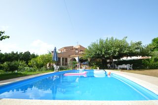 Chalet en Costa Norte. Chalet con piscina, jardín, garaje y placas solares en venta en