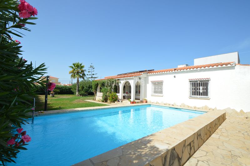 Foto f69c016a-c7ca-437d-a96c-b9e8166b9e9d. Xalet amb xemeneia aparcament piscina a Costa Norte Vinaròs