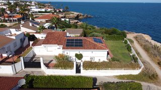 Chalet  Carrer de la peça 6. Villa en venta en vinaròs en primerísima línea de mar | vistas a