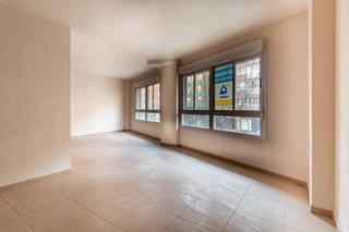 Business premise in Valencia 46. Local comercial con altillo y una superficie total de 311 m en a