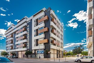 Lloguer Local Comercial a Plaza bucarest 1. Amplio local diafano  de 235 m2 a tres fachadas y doble altura e