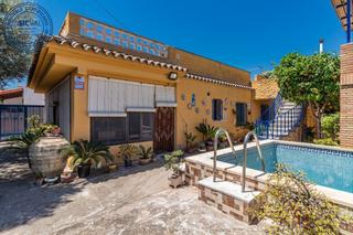 Xalet en Calle torre de onda 1. Chalet con cinco dormitorios, amplia terraza y piscina en la ser