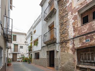 Masia a Calle gloria agraz 24. Casa entre medianeras con tres dormitorios en el centro de tales