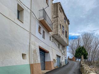 Mas à Calle mased 50. Encantadora casa de pueblo con tres dormitorios y doble fachada