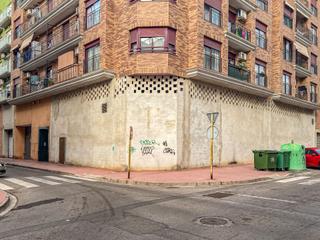 Locale commerciale in Calle en miquel v arnau abad 9. Amplio local comercial en bruto con doble altura y 35 metros de