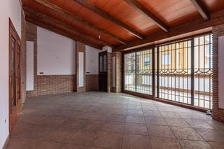 Casa en Calle de bartolom reus 20. Casa singular de cinco dormitorios, garaje, ascensor y buhardill