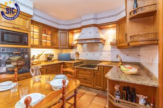Flat in Avenida de la murà 20. Piso de cinco dormitorios y dos plazas de parking en el centro d