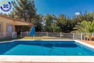 Chalet  Calle la marmudella 239. Unifamiliar de una planta con piscina en la pobla tornesa