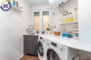 Etagenwohnung in Calle dr fleming del 23. Piso amplio con tres dormitorios para entrar a vivir en pleno ce
