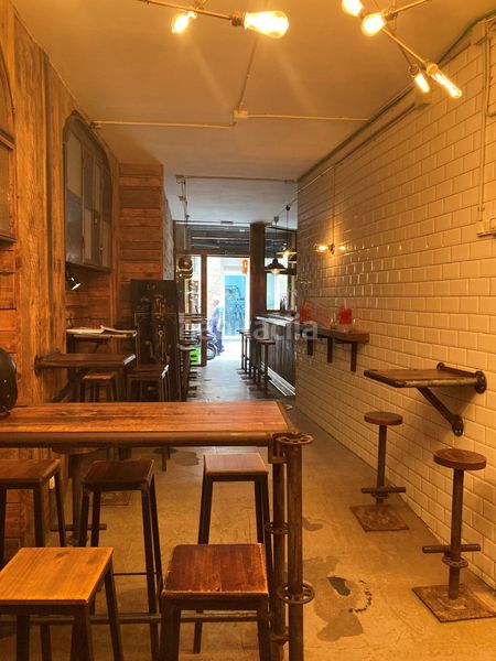 Foto fb558780-c191-411c-920a-74aaf2c8dc1f. Traspaso local comercial bar en calle peatonal de sant peresanta caterina en Barcelona