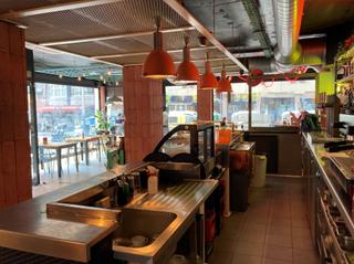 Umzug Geschäftsraum in Sants. Restaurante esquinero con fachada y terraza en plaza de les cort