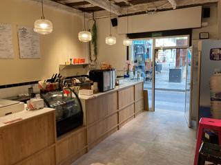 Traspàs Local Comercial a Vila de Gràcia. Take away con salida de humos en plaza emblemática de gracia